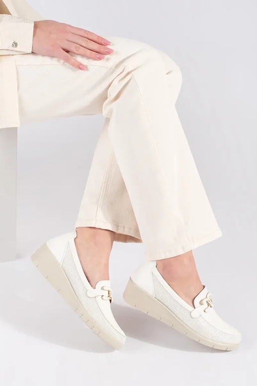 Weiße Halbboots auf Plattform mit...