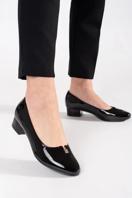 Zwarte hakken met laklook op lage hak