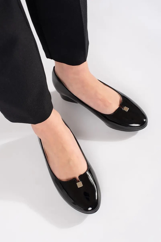 Zwarte hakken met laklook op lage hak