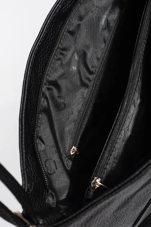 Schwarze Tasche mit goldenen Schnallen