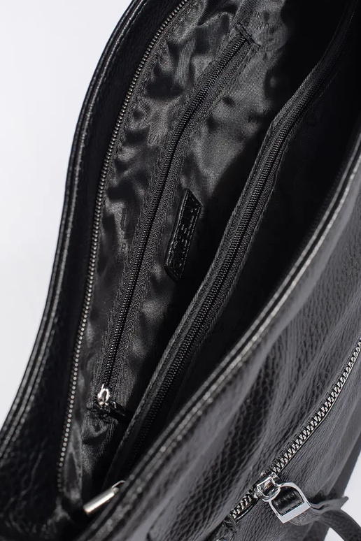 Schwarze Tasche mit verstellbarem Gurt