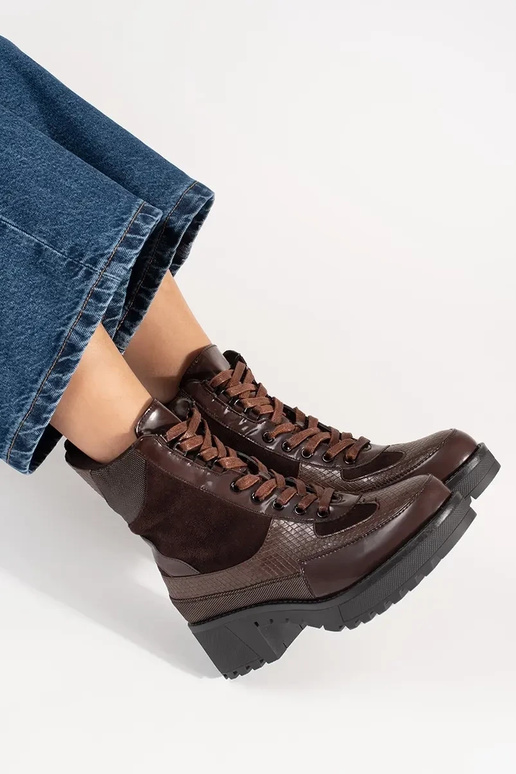 Bordeauxfarbene Schnürschuhe mit... Bordeauxfarbene Schnürschuhe mit...