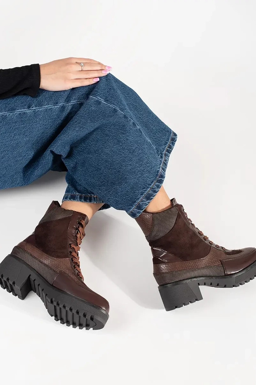 Bordeauxfarbene Schnürschuhe mit... Bordeauxfarbene Schnürschuhe mit...