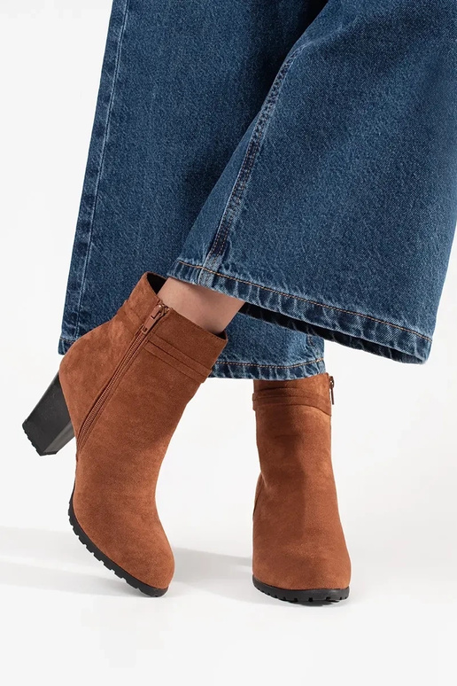 Braune Wildlederstiefeletten Braune Wildlederstiefeletten