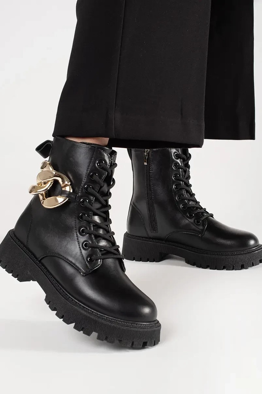 Schwarze Stiefel mit goldener Kette