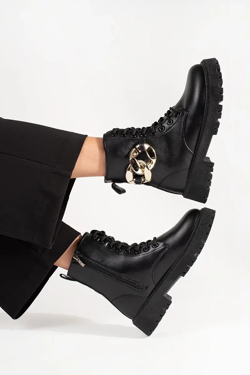Bottines noires avec chaîne dorée