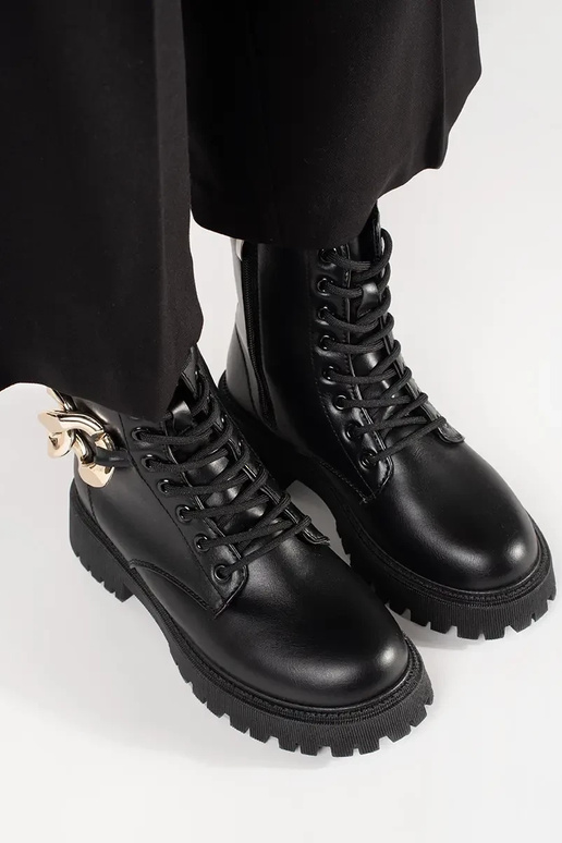 Schwarze Stiefel mit goldener Kette
