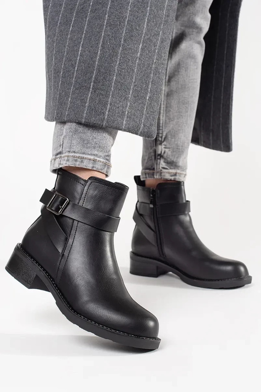 Schwarze Schuhe mit flachem Absatz... Schwarze Schuhe mit flachem Absatz...