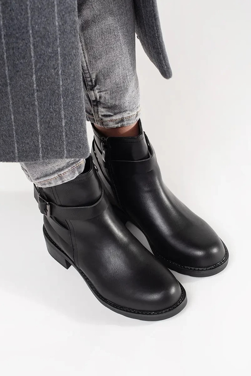 Schwarze Schuhe mit flachem Absatz... Schwarze Schuhe mit flachem Absatz...