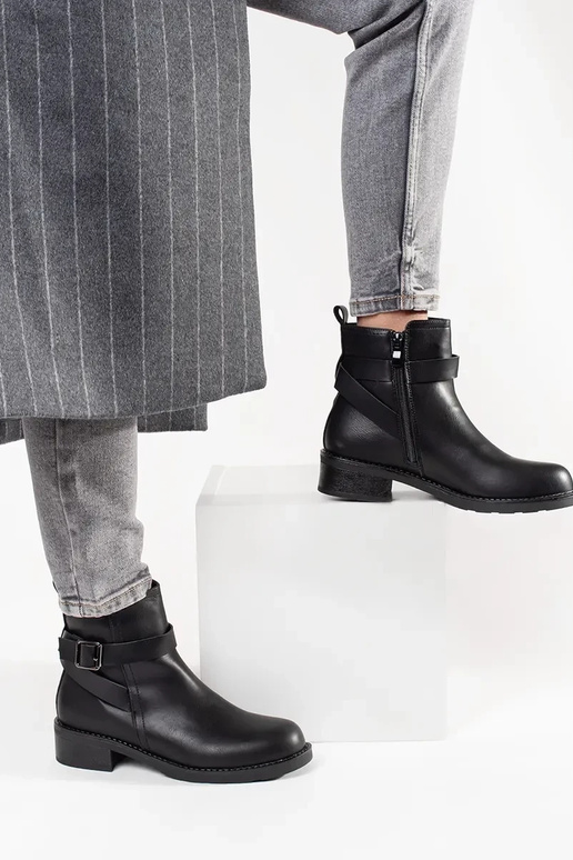 Schwarze Schuhe mit flachem Absatz... Schwarze Schuhe mit flachem Absatz...