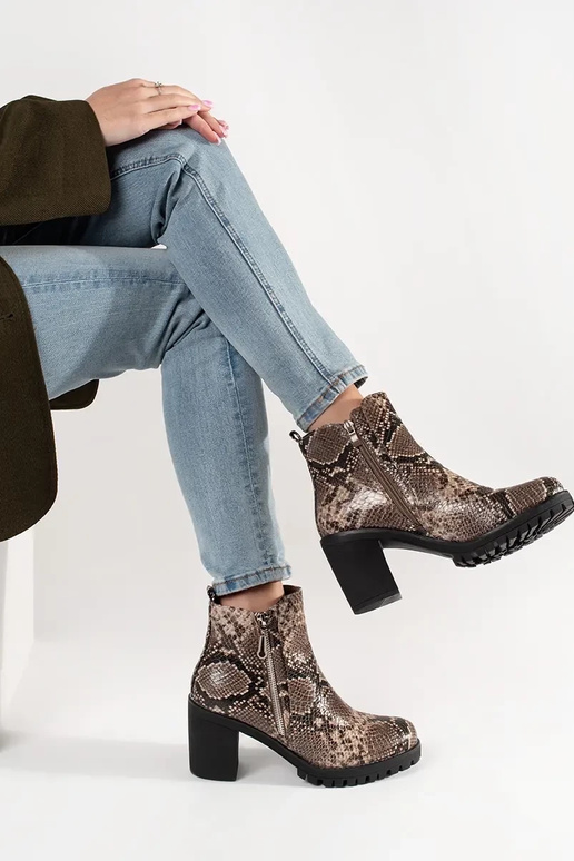 Schuhe mit Absatz und Leopardenmuster Schuhe mit Absatz und Leopardenmuster