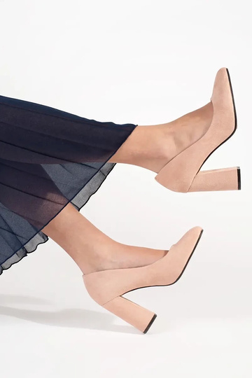 zandkleurige suède hoge hakken 2