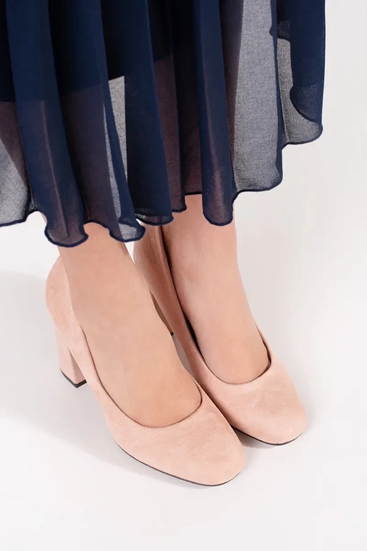 zandkleurige suède hoge hakken