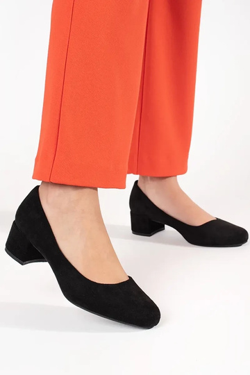 Talons hauts en daim noir... 2