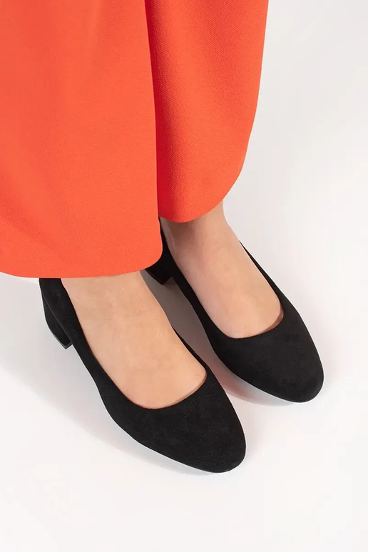 Schwarze Wildleder High Heels auf... Schwarze Wildleder High Heels auf...