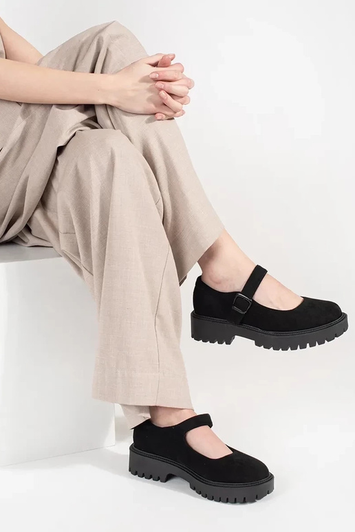 Zwarte halfhoge schoenen met plateau... Zwarte halfhoge schoenen met plateau...