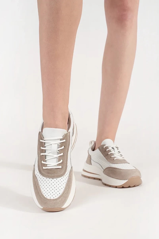 Baskets en cuir ajourées sur semelle... Baskets en cuir ajourées sur semelle...