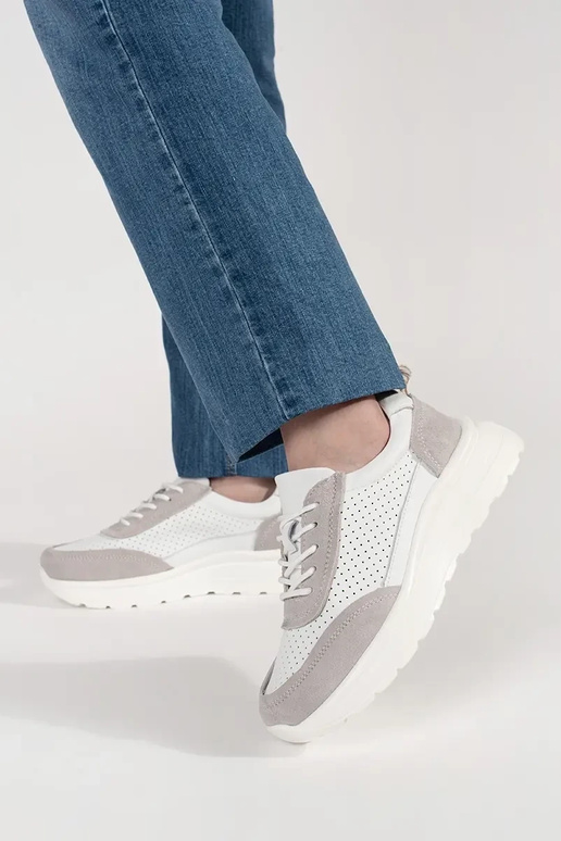 Baskets en cuir ajourées sur semelle... Baskets en cuir ajourées sur semelle...