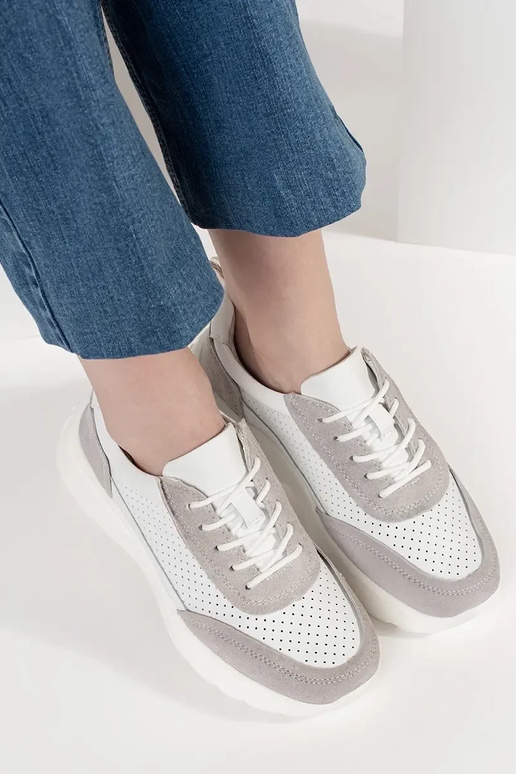 Leren geperforeerde sportschoenen op... Leren geperforeerde sportschoenen op...