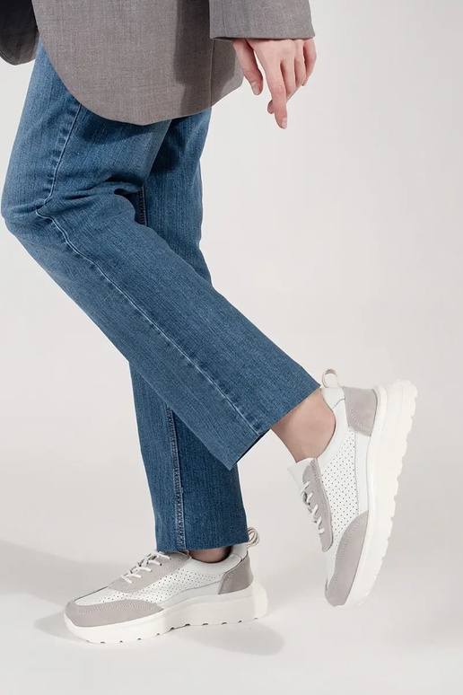 Baskets en cuir ajourées sur semelle... Baskets en cuir ajourées sur semelle...