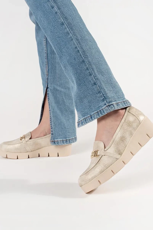 Mocassins dorés à talon compensé avec... Mocassins dorés à talon compensé avec...