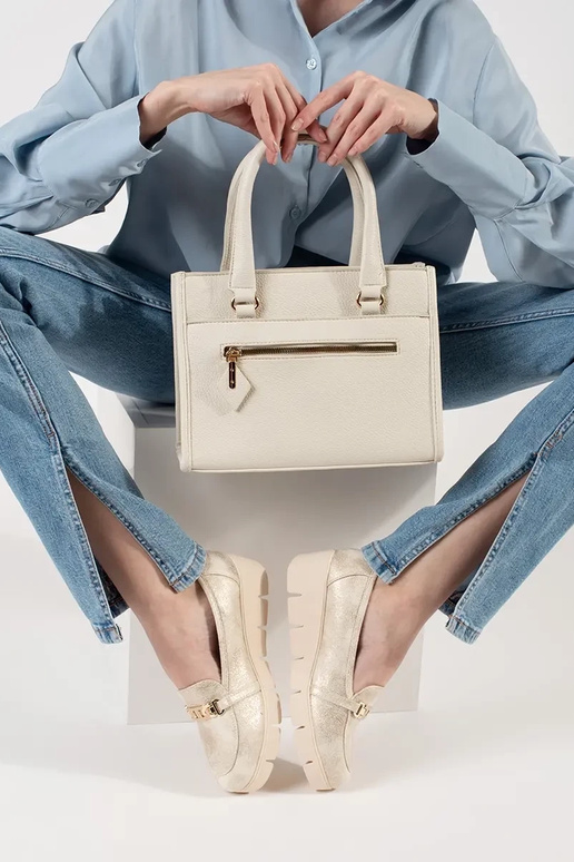 Mocassins dorés à talon compensé avec... Mocassins dorés à talon compensé avec...