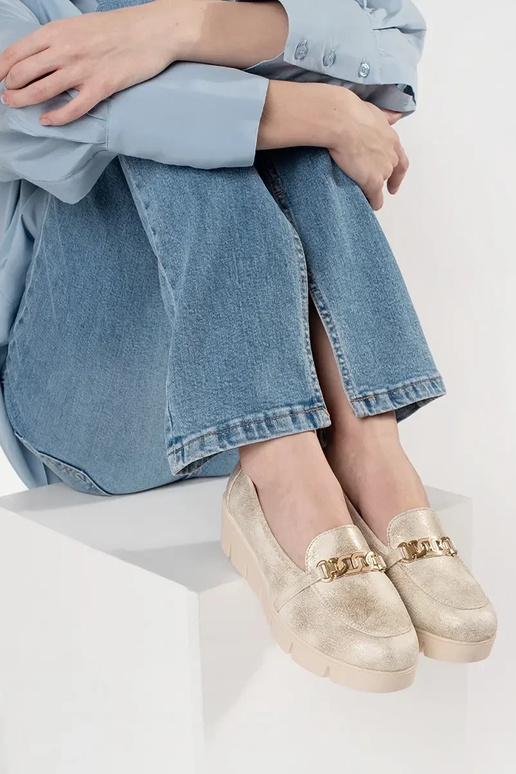 Gouden kleur instappers op een...