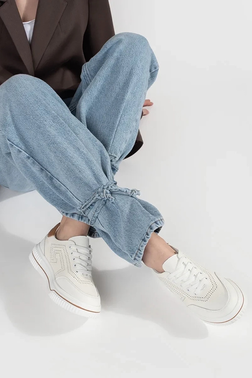 Witte leren perforatie sneakers model Witte leren perforatie sneakers model