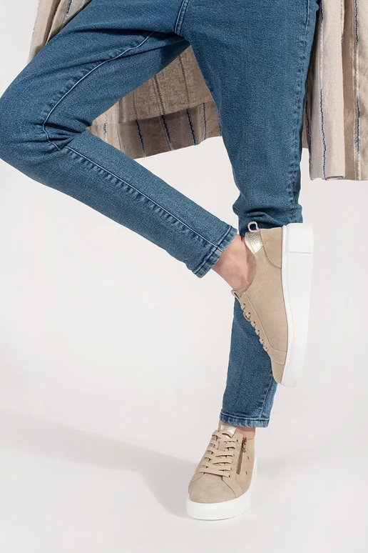 Baskets en cuir beige sur semelle... Baskets en cuir beige sur semelle...