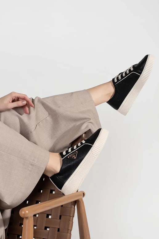 Zwarte leren sneakers model met plateau Zwarte leren sneakers model met plateau