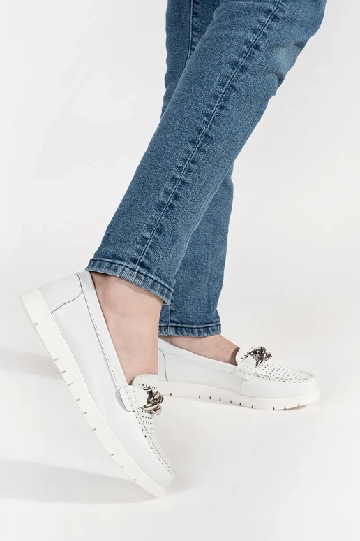 Mocassins blancs en cuir avec chaîne...