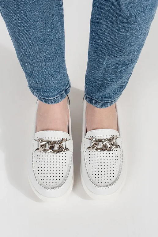 Mocassins blancs en cuir avec chaîne...