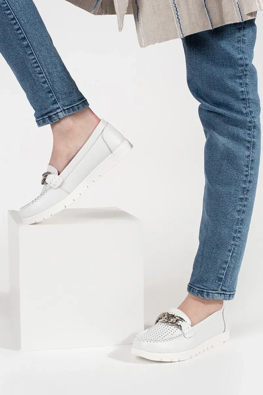 Witte leren instappers met ketting op... Witte leren instappers met ketting op...