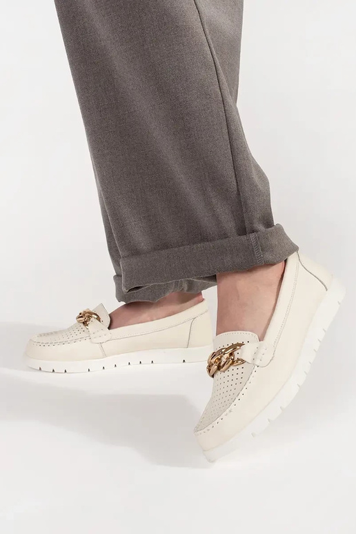 Beige Mokassins aus Leder mit Kette...