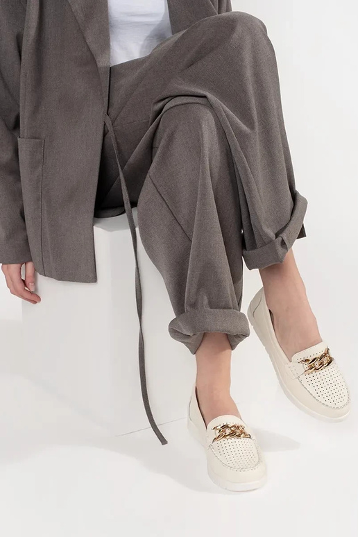 Beige Mokassins aus Leder mit Kette...