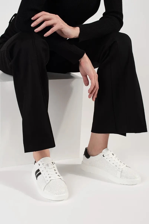 Witte kleur sportschoenen perforated... Witte kleur sportschoenen perforated...