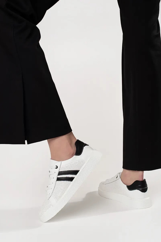 Weiße Sportliche Schuhe aus... Weiße Sportliche Schuhe aus...