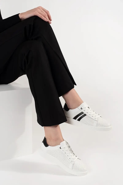 Witte kleur sportschoenen perforated... Witte kleur sportschoenen perforated...