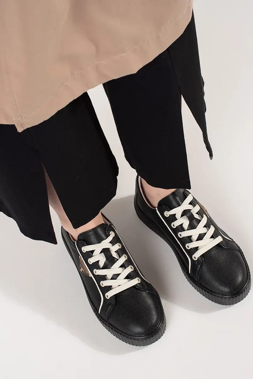 Baskets en cuir couleur noire sur... Baskets en cuir couleur noire sur...