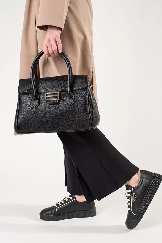 Leren zwarte Sneakers model schoenen... Leren zwarte Sneakers model schoenen...