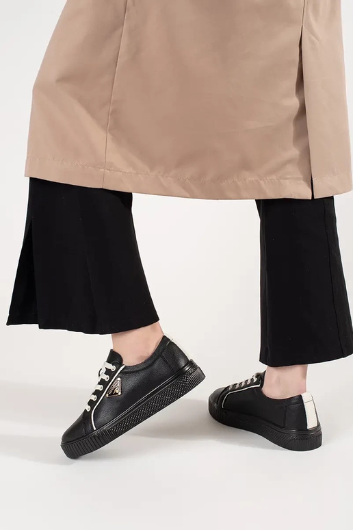 Baskets en cuir couleur noire sur... Baskets en cuir couleur noire sur...