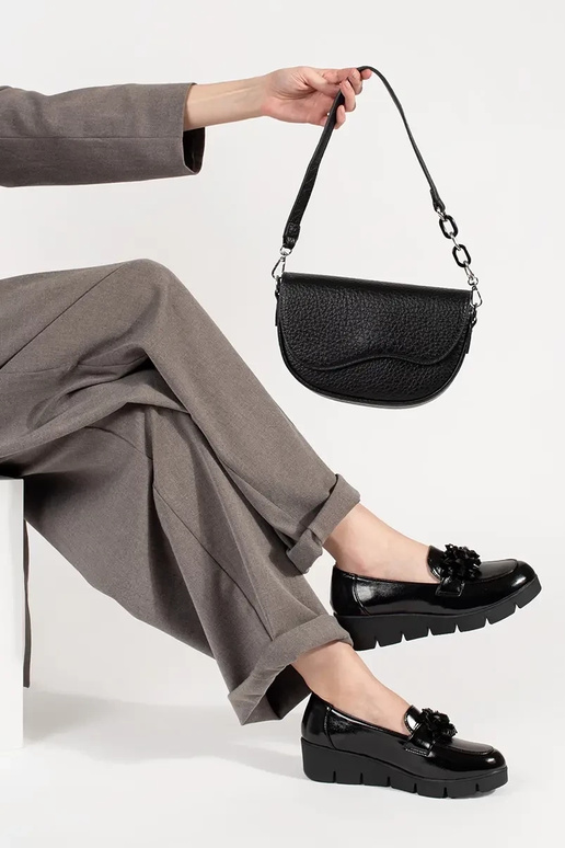 Mocassins noirs sur semelles...