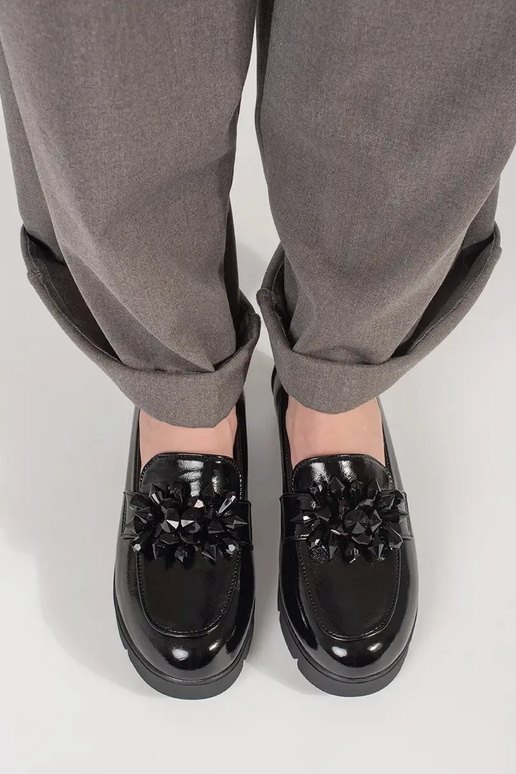 zwarte mocassins op een sleehak met...