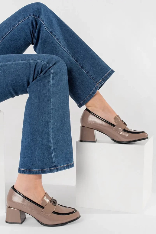 Mocassins stylés couleur taupe Mocassins stylés couleur taupe