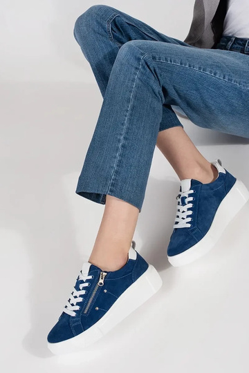 Blauwe sneakers model op... 2