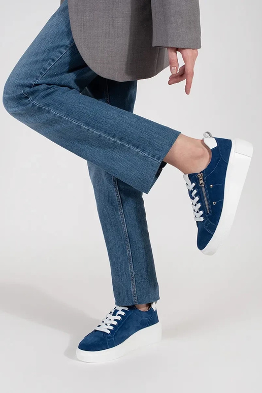 Blauwe sneakers model op een dikke zool Blauwe sneakers model op een dikke zool