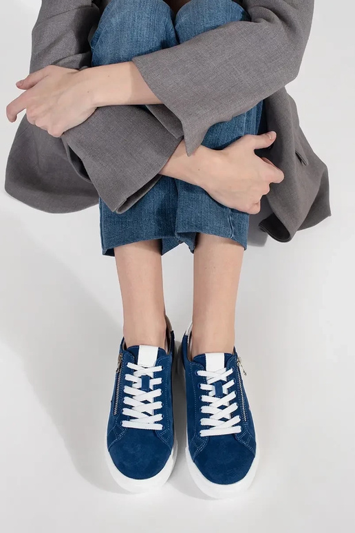 Blauwe sneakers model op een dikke zool Blauwe sneakers model op een dikke zool