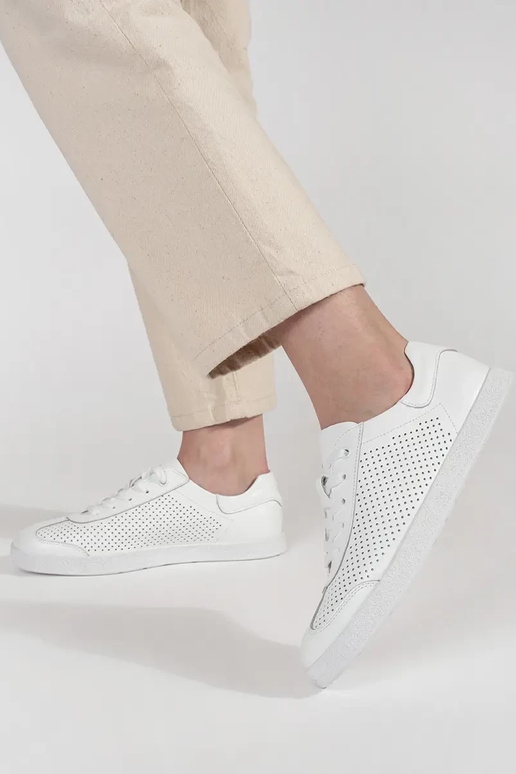 Witte sportschoenen geperforeerd van... Witte sportschoenen geperforeerd van...