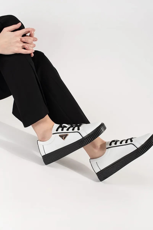 Baskets modèle Sneakers en cuir...