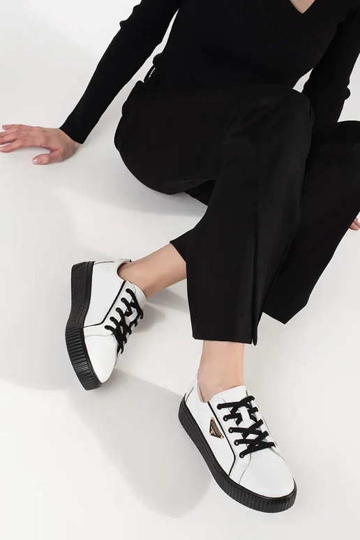 Schwarze und weiße Sneakers mit... Schwarze und weiße Sneakers mit...